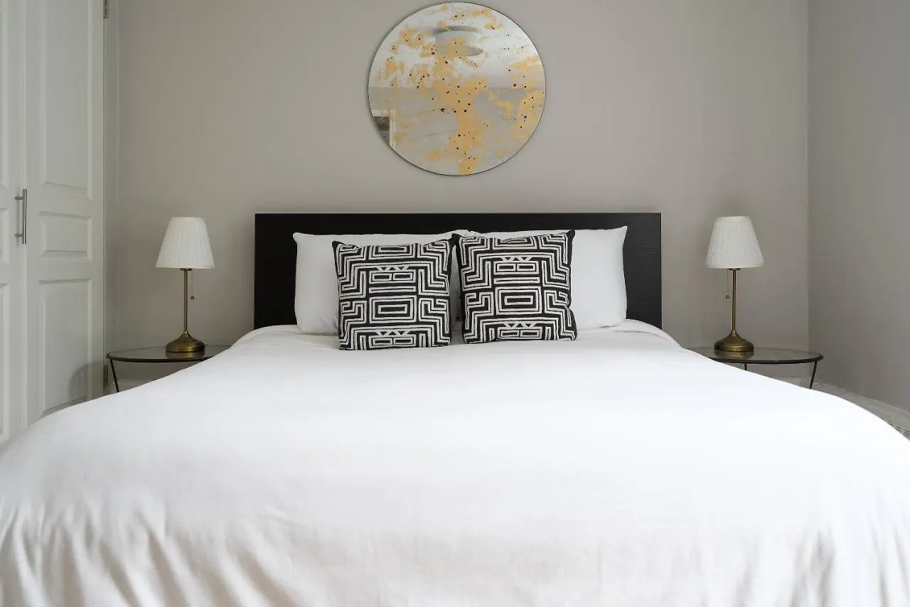 Bold Downtown Montreal Suites By Sonder 3*,