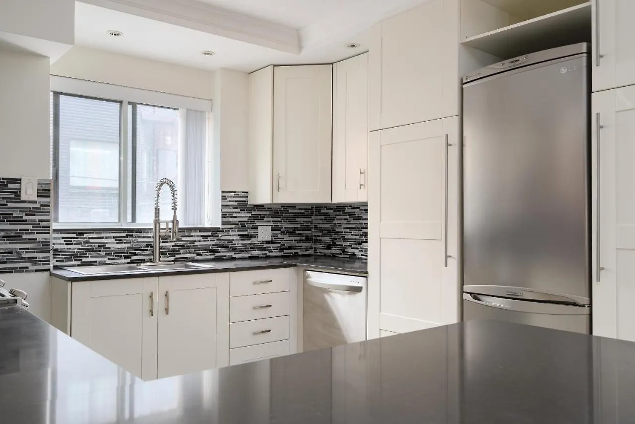 Bold Downtown Montreal Suites By Sonder